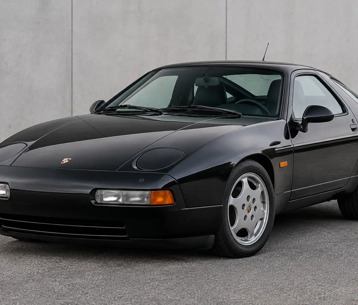 Porsche 928 GTS uit 1994 bij Gallery Aaldering voor €69.500
