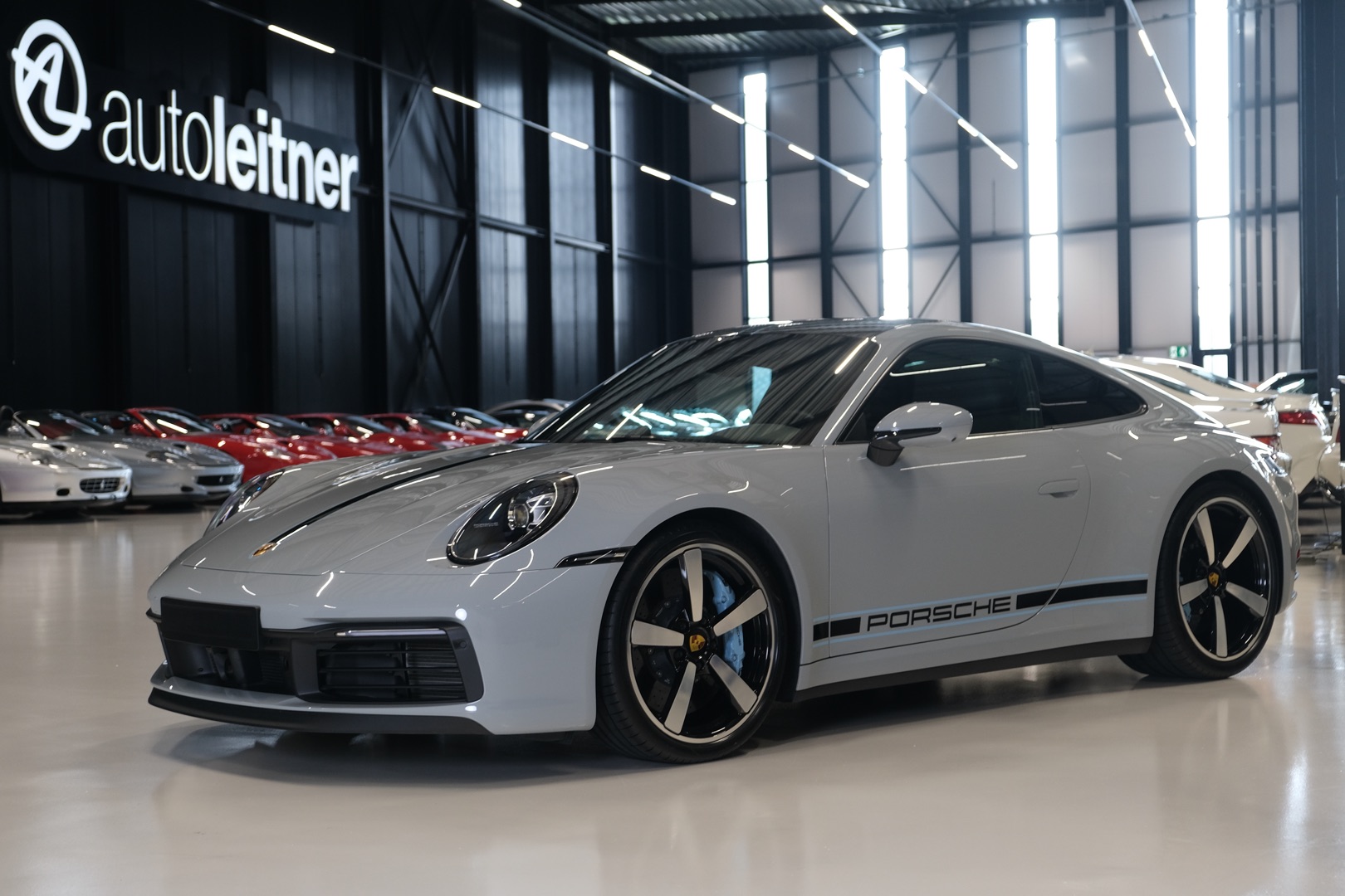 Porsche 992 Carrera 4S uit 2021 in speciaal bestelde grijze lak