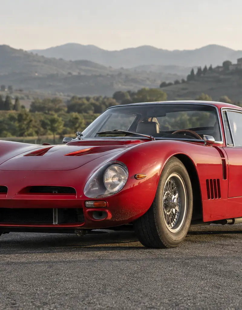 Waarom ligt de motor van de Bizzarrini 5300 GT zo ver naar achteren?